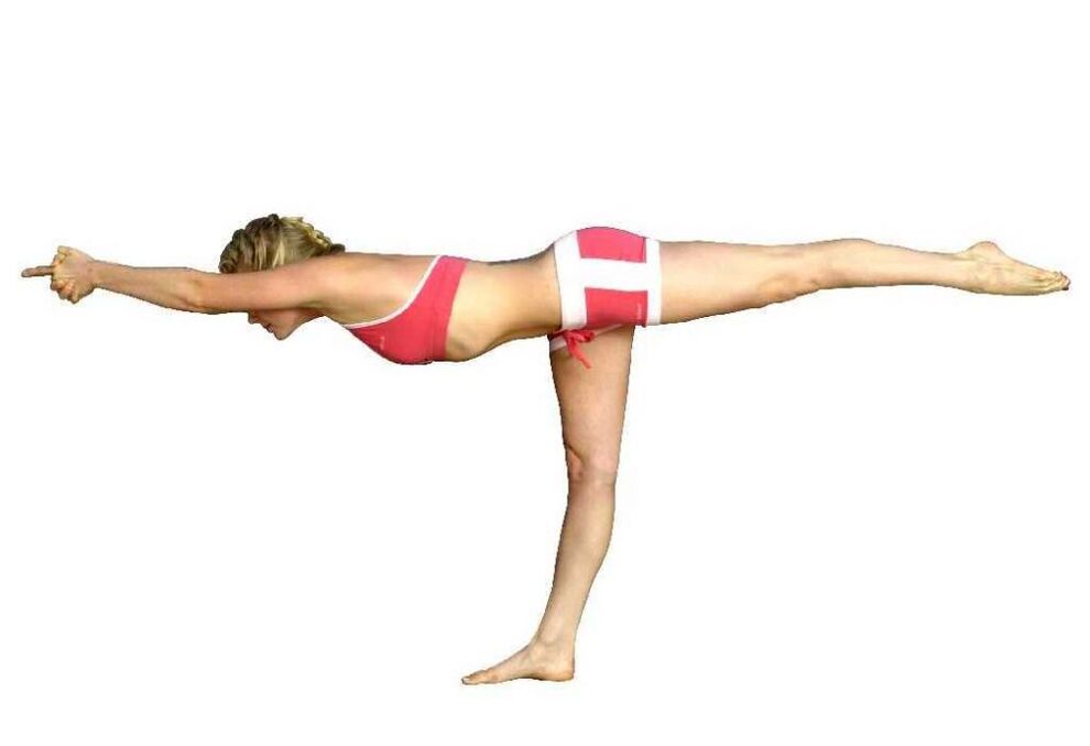 Balance op engem Been mat enger Schréiegt hëlleft Iech Gewiicht ze verléieren