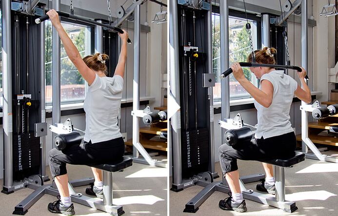 D'Block hannert dem Réck op de Simulator zéien hëlleft d'Latissimus dorsi Muskelen auszeschaffen